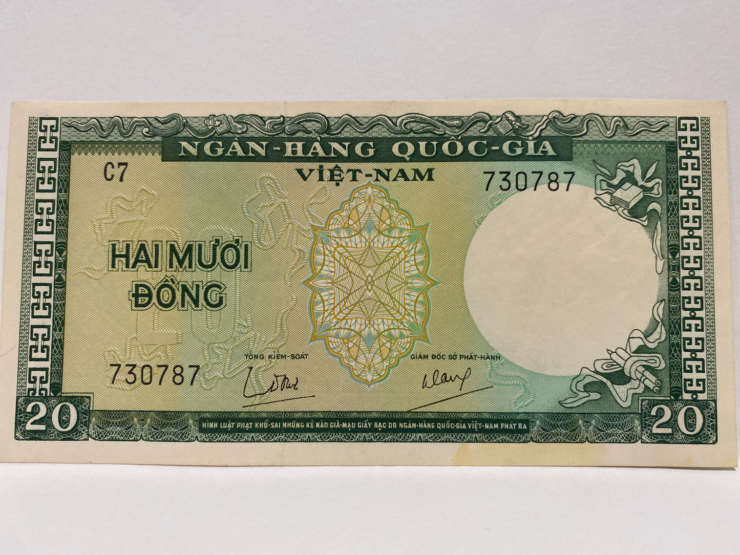 1964 SOUTH VIETNAM 20 DONG PAPER BANKNOTE UNC WITH STAIN