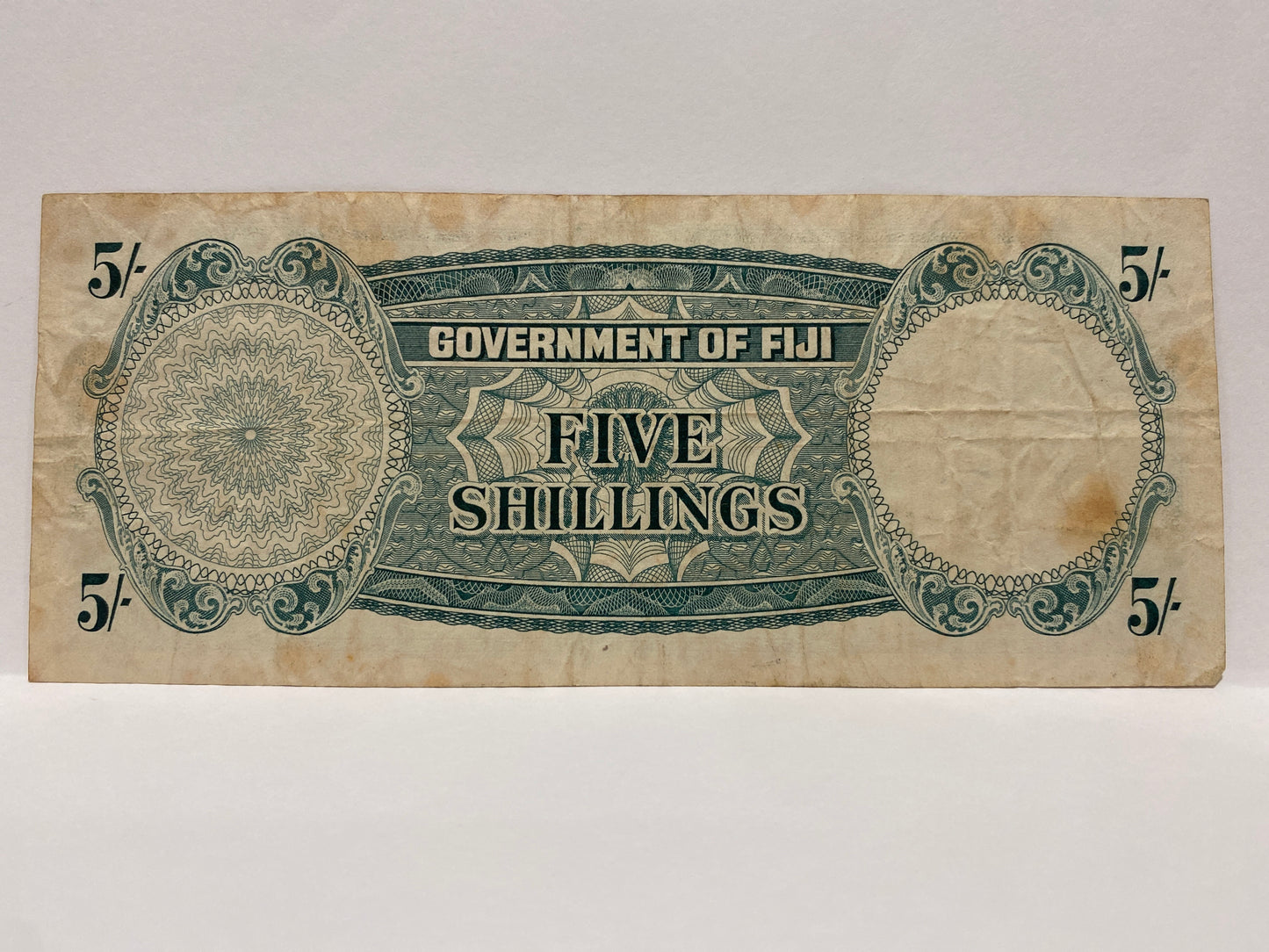 1957 QEII GOVERNMENT OF FIJI 5 SHILLINGS BANKNOTE CIRCULATED